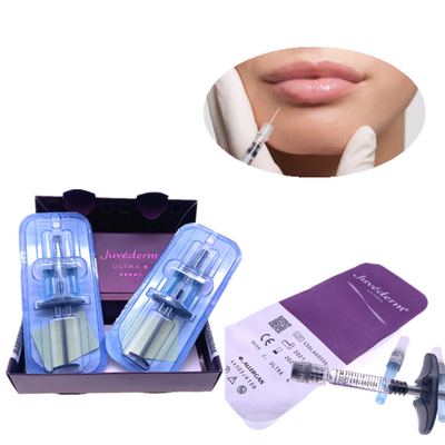 L'incrocio cutaneo degli aghi della siringa del riempitore 2x1ml di Juvederm ha collegato l'iniezione del labbro del gel