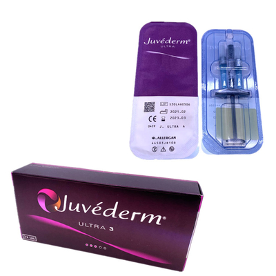 L'incrocio cutaneo degli aghi della siringa del riempitore 2x1ml di Juvederm ha collegato l'iniezione del labbro del gel