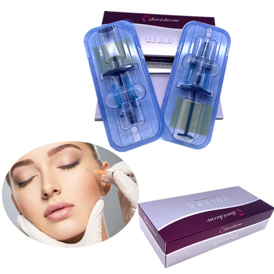 L'incrocio cutaneo degli aghi della siringa del riempitore 2x1ml di Juvederm ha collegato l'iniezione del labbro del gel