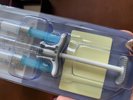 Le labbra rimodellano il riempitore cutaneo acido ialuronico di Juvederm con il lido Ultra4 2X1ml