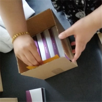 L'incrocio di rimozione delle grinze ha collegato il riempitore acido ialuronico